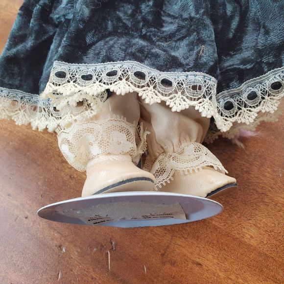 Soft Expressions Porcelain Collectible Doll Handcrafted Bisque Green Dress & Bow - Picture 9 of 12